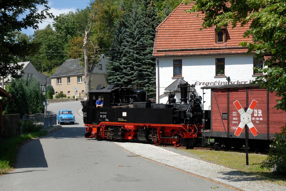 Am Nachmittag tritt der Zug seine imaginäre Rückreise nach Grünstädtel an, ein Wolga muß deshalb am Bahnübergang in Oberrittersgrün warten …