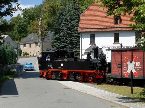 Am Nachmittag tritt der Zug seine imaginäre Rückreise nach Grünstädtel an, ein Wolga muß deshalb am Bahnübergang in Oberrittersgrün warten …