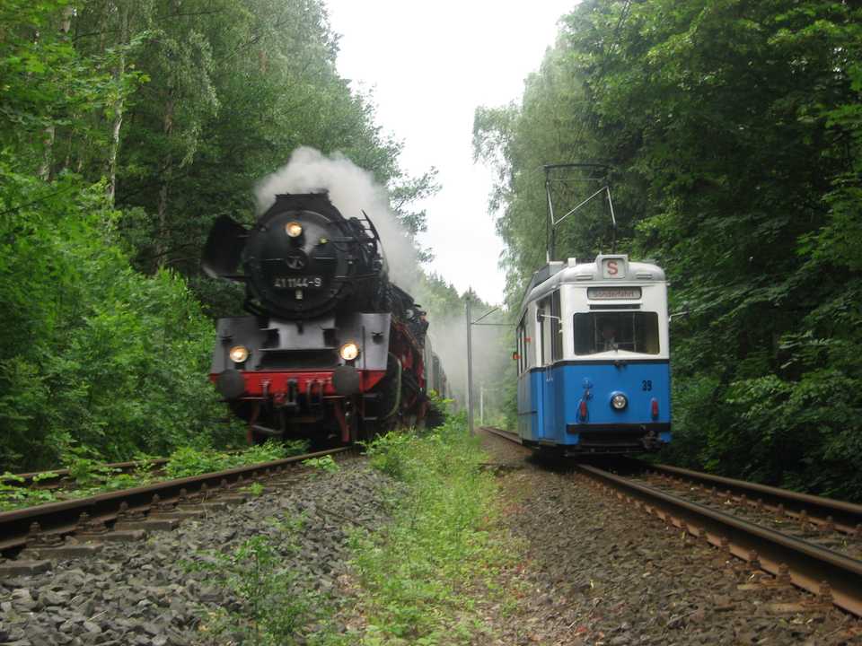 Nahe Reinhardsbrunn wartet Triebwagen Nr. 39 am 26. Juni 2011 auf die parallel vorbeifahrende Lok 41 1144-9. Viele Fotografen hielten diesen Augenblick im Bild fest.