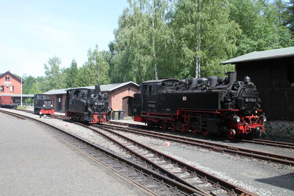 Am 23. Mai gab es in Bertsdorf diese „Lokparade“. Dabei gaben sich drei der vier aktuell im Bertsdorfer Heizhaus untergestellten Lokomotiven ein Stelldichein: die HF130C, 99 4532 sowie 99 735.