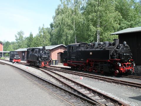 Am 23. Mai gab es in Bertsdorf diese „Lokparade“. Dabei gaben sich drei der vier aktuell im Bertsdorfer Heizhaus untergestellten Lokomotiven ein Stelldichein: die HF130C, 99 4532 sowie 99 735.