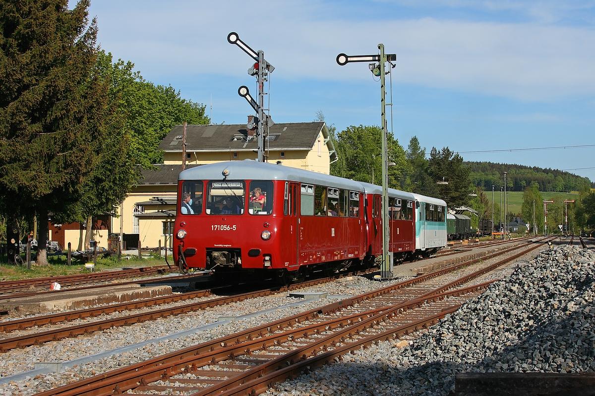 Den offiziellen Saisonauftakt 2011 der EAB hielt Fabian Schenk am 8. Mai im Bild fest. 171 056, 972 771 und 772 312 verlassen als DPE 92095 gerade den Bahnhof Schlettau.