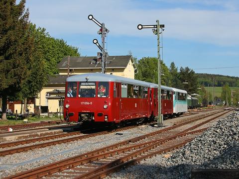 Den offiziellen Saisonauftakt 2011 der EAB hielt Fabian Schenk am 8. Mai im Bild fest. 171 056, 972 771 und 772 312 verlassen als DPE 92095 gerade den Bahnhof Schlettau.
