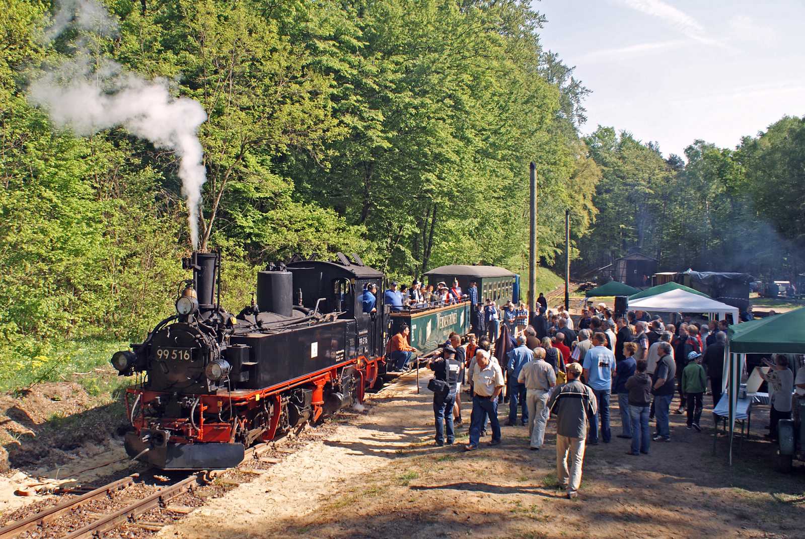 Am 7. Mai wurde mit IV K 99 516 aus Schönheide die "Museumsbahn Magdeburgerforth" mit diesem Zwei-Wagen-Zug und vielen Gästen eröffnet.