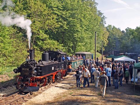 Am 7. Mai wurde mit IV K 99 516 aus Schönheide die „Museumsbahn Magdeburgerforth“ mit diesem Zwei-Wagen-Zug und vielen Gästen eröffnet.