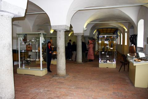 Museumsraum im Bahnhofsgebäude Kerschbaum, der zugleich Remise der Pferdebahnwagen ist.