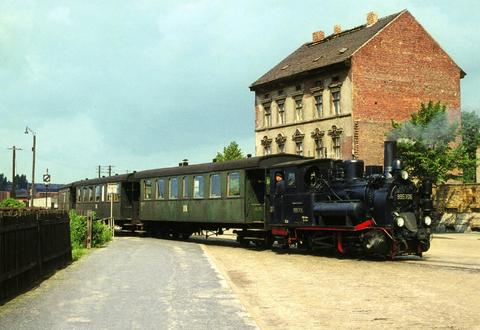 Lok 99 5706 drückt ihren Zug vom Stumpfgleis des Cottbuser Spreewaldbahnhofs zurück in den Spurwechselbahnhof, der Rollbock- und nach 1945 Rollwagengruben für den Güterverkehr besaß.