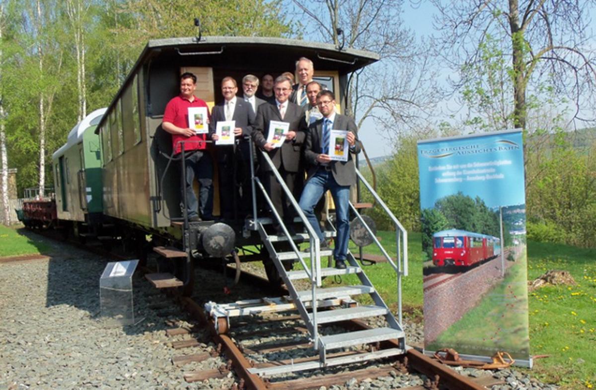 Bürgermeister und Vertreter der Städte und Gemeinden, der Erzgebirgsbahn und des VSE unterzeichneten am 29. April im „Königlich-Sächsischen Hochzeitswagen“ auf dem VSE-Gelände in Schwarzenberg den Vertrag über die EAB-Fahrten 2011.