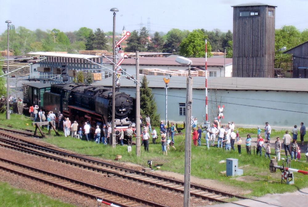 Großer Bahnhof in Wülknitz am 23. April 2011: Ein Sonderzug aus Löbau brachte Schaulustige zur VSE-Denkmallok 44 351.