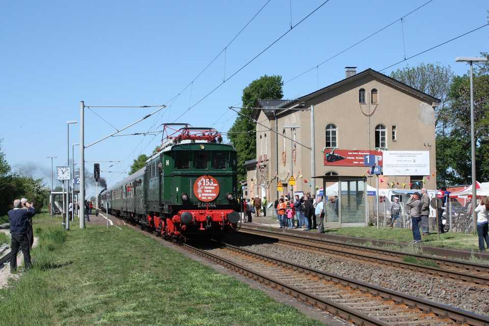 E44 044 und 35 1097-1 am anderen Zugende pendelten am 1. Mai drei Mal auf der 155 Jahre alten Strecke Leipzig – Großkorbetha.