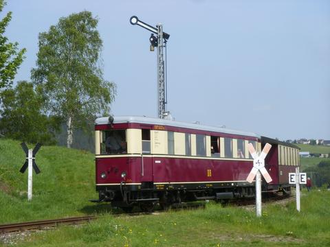 Am 14. Mai passierte der Zittauer Triebwagen VT137 322 bei seinem Gasteinsatz auf der Museumsbahn das Einfahrsignal von Schönheide-Mitte.