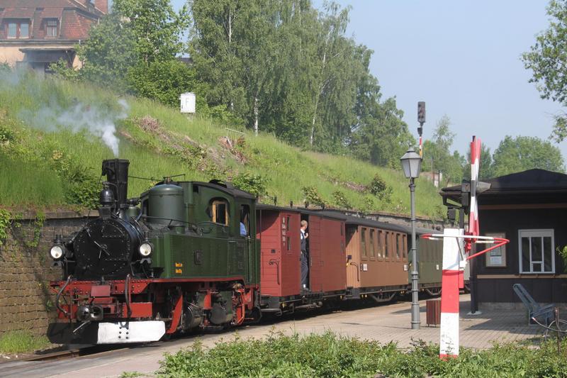 Am 21. Mai 2011 fotografierte Olaf Herrig den königlich-sächsischen Zug der SOEG mit IV K Nr. 145 (99 555) am Hp. Zittau, dessen Haltelichtsignalanlage demnächst entfernt werden soll.