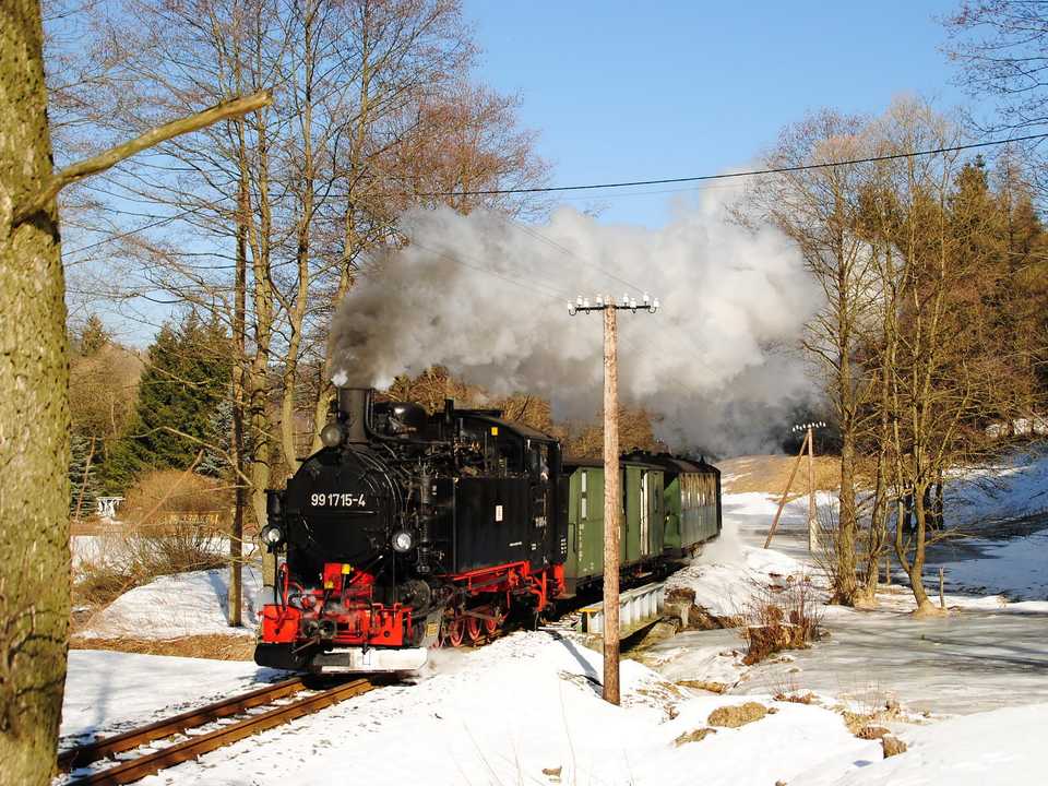 Noch bis Ende April 2011 ist 99 1715-4 im Preßnitztal unter Dampf zu erleben. Dann laufen die Fristen der VI K ab. Nahe der Fahrzeughalle der Preßnitztalbahn hat die Maschine am 26. Februar ihr Fahrtziel Jöhstadt fast erreicht.