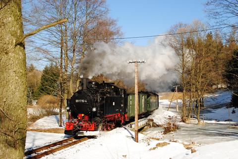 Noch bis Ende April 2011 ist 99 1715-4 im Preßnitztal unter Dampf zu erleben. Dann laufen die Fristen der VI K ab. Nahe der Fahrzeughalle der Preßnitztalbahn hat die Maschine am 26. Februar ihr Fahrtziel Jöhstadt fast erreicht.