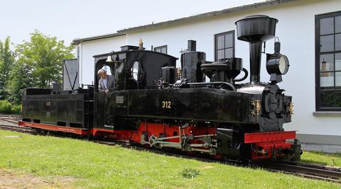 Seit vorigem Jahr kommt die bis 1978 auf der Waldeisenbahn Muskau als 99 3313 eingesetzte Brigadelok 312 (Borsig 1914/8836) nach einer umfangreichen Hauptuntersuchung wieder mit ihrem Brigade-Wasserwagen Nr. HF 426 (Borsig 9344/1915) im Frankfurter Feldbahnmuseum zum Einsatz.