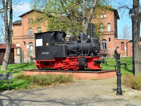Nach ihrer Restaurierung kann 99 4301 wieder auf ihrem Sockel vor dem Bahnhof in Gommern besichtigt werden.