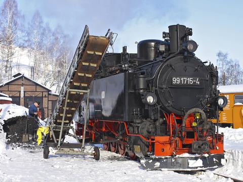 Die VI K 99 1715-4 bestreitet die WinterDampf-Fahrtage bis Ende Februar auf der Preßnitztalbahn und wird zu Ostern noch einmal im Einsatz zu erleben sein, bevor die Untersuchungsfrist für die Lok abläuft. Dominik Dietrich beobachtete sie am 29. Januar 2011.