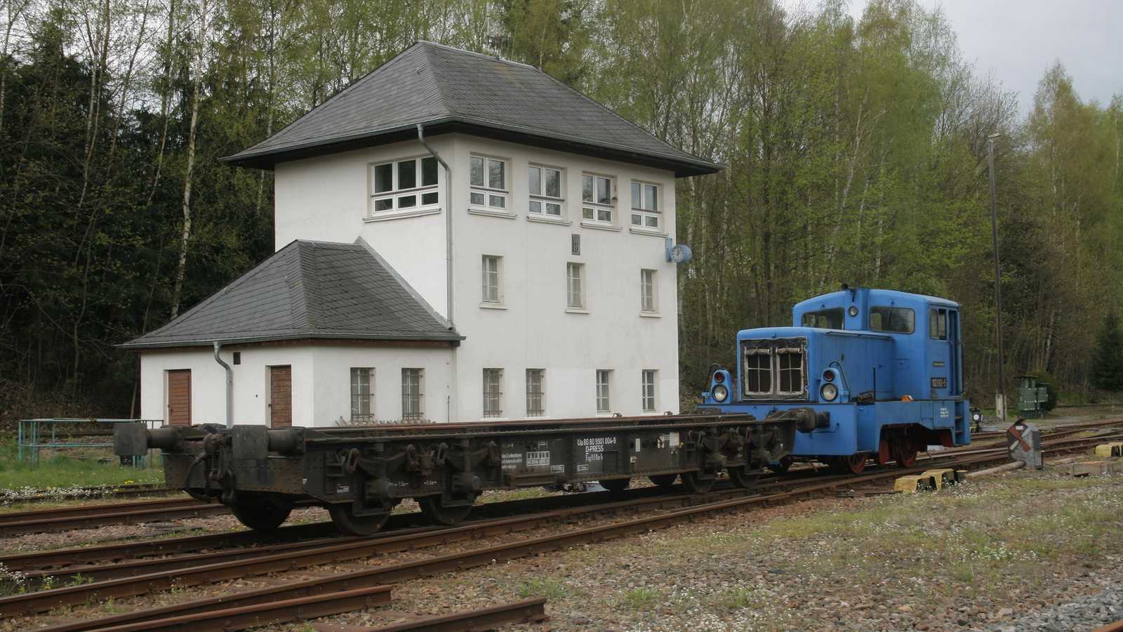 Vor der Kulisse des Stellwerks „W3“ rangiert am 1. Mai 2010 die Diesellok 102 082 den Schmalspur-transportwagen des VSE über die Gleise des VSE.