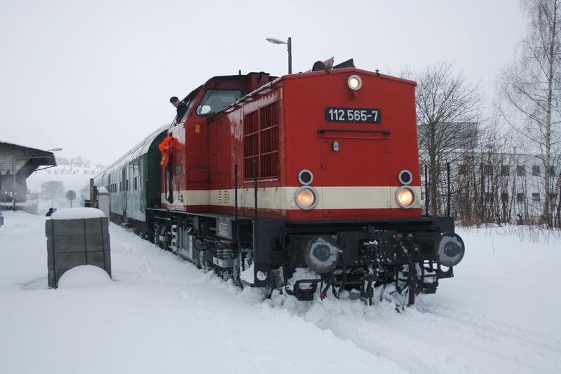 Im verschneiten Scheibenberg pausiert der Zug kurz, um hier die Warnlichtanlage des Bahnübergangs einzuschalten.