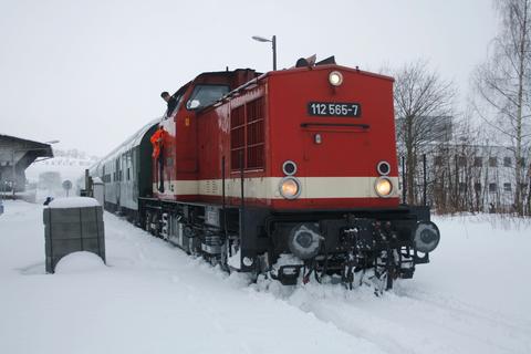 Im verschneiten Scheibenberg pausiert der Zug kurz, um hier die Warnlichtanlage des Bahnübergangs einzuschalten.