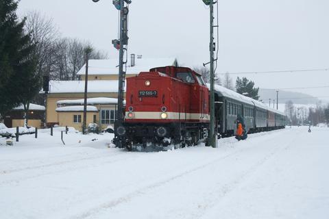 Nach Umsetzen der Lok rüstet sich der Zug für die bevorstehende Rückfahrt nach Schwarzenberg. Während des Halts konnten die Fahrgäste den Bahnhof besichtigen und über den kleinen Weihnachtsmarkt bummeln. Wie gewohnt hatte die IG Bahnhof Schlettau für ein weihnachtliches Ambiente gesorgt.