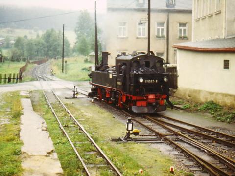 Am 23. September 1978 setzt 99 1582-8 am Bahnübergang am südlichen Ende des Bahnhofes Jöhstadt um. Dieser Bereich soll noch im Verlauf des Jahres 2011 wieder mit Gleisen versehen werden.