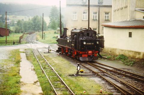 Am 23. September 1978 setzt 99 1582-8 am Bahnübergang am südlichen Ende des Bahnhofes Jöhstadt um. Dieser Bereich soll noch im Verlauf des Jahres 2011 wieder mit Gleisen versehen werden.