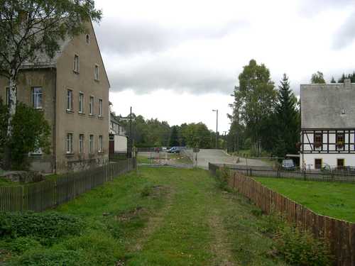 Am 7. Oktober 2006 bietet sich aus der entgegengesetzten Richtung diese Ansicht auf die gleiche Örtlichkeit am Bahnübergang zum sich rechts anschließemdem Ortsgebiet am Dürrenberg.