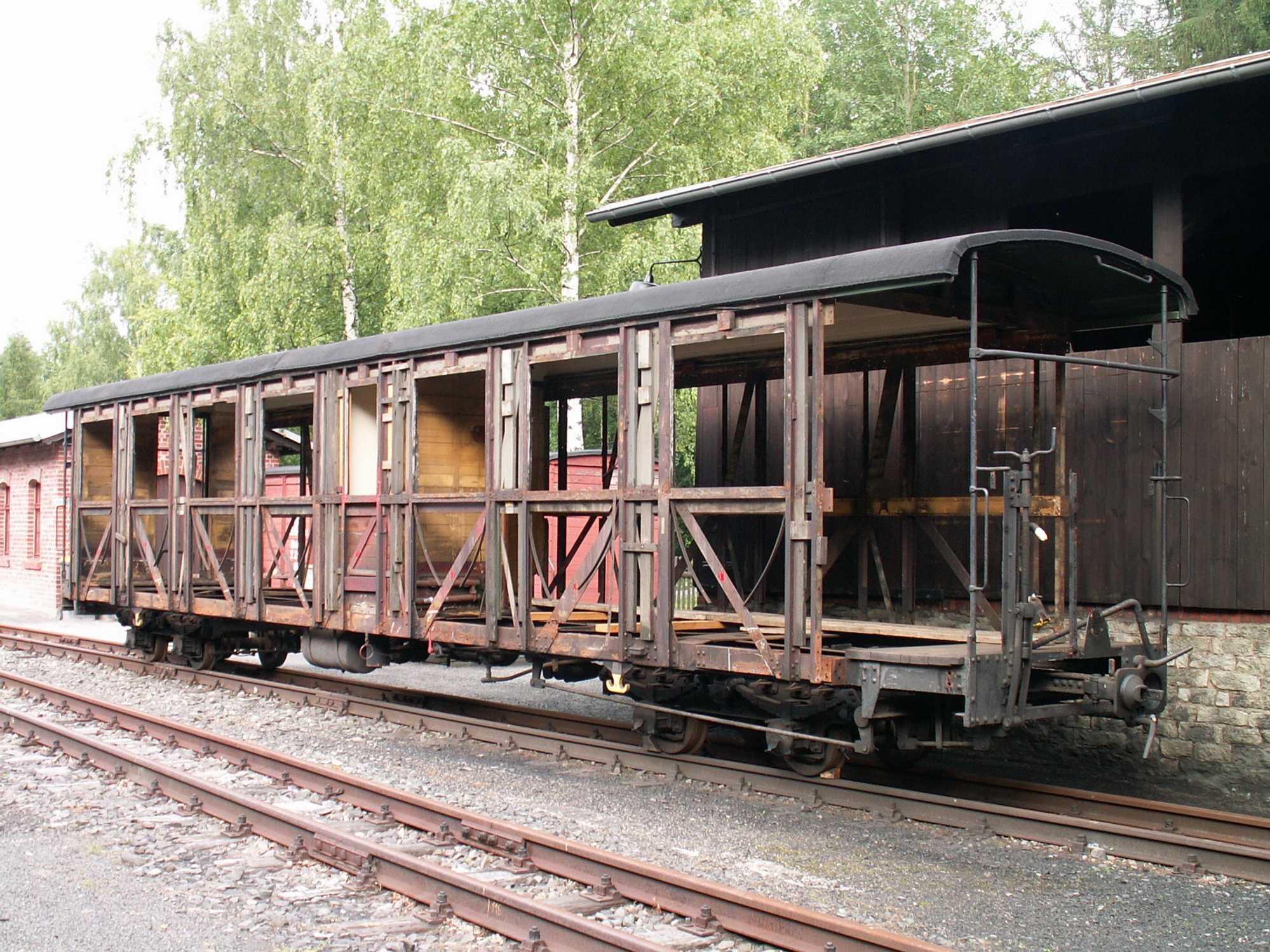In Bertsdorf kann derzeit ein Reisezugwagen der Einheitsbauweise ohne Verkleidung besichtigt werden. Hier eine Aufnahme von 970-454 vom Beginn der Arbeiten im Jahre 2008 von Stefan Schneider.