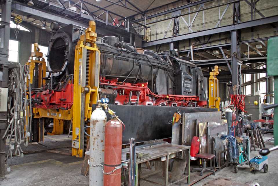 Am 21. Januar 2011 beobachtete Jürgen Steimecke die Fristarbeiten an der aufgebockten HSB-Lok 99 7239-9 in der Werkstatt Wernigerode Westerntor.