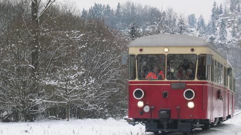 Die Härtsfeldbahn in Baden-Württemberg gehört zu den Museumsbahnen, die sich – wie die Preßnitz-talbahn – vom Winter nicht schrecken läßt. Bei den Nikolausfahrten Anfang Dezember 2010 kam der Triebwagen T33 (Wismar 1934/20233) mit dem dazu passenden Beiwagen TA 101 zum Einsatz.