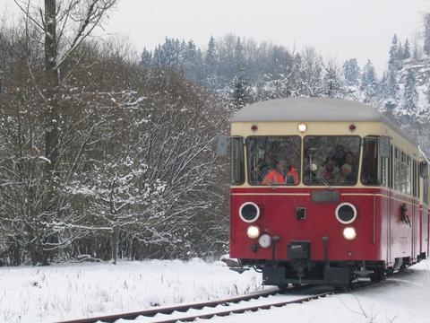 Die Härtsfeldbahn in Baden-Württemberg gehört zu den Museumsbahnen, die sich – wie die Preßnitz-talbahn – vom Winter nicht schrecken läßt. Bei den Nikolausfahrten Anfang Dezember 2010 kam der Triebwagen T33 (Wismar 1934/20233) mit dem dazu passenden Beiwagen TA 101 zum Einsatz.