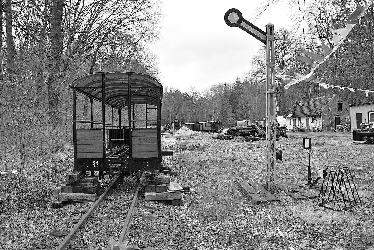 Auf dem Gelände des Bahnhofes Magdeburgerforth gibt es bis zur Aufnahme des öffentlichen Zugbetriebes noch viel zu tun. Aber auch die Fahrwerksuntersuchung von 973-001 muss noch beendet werden.