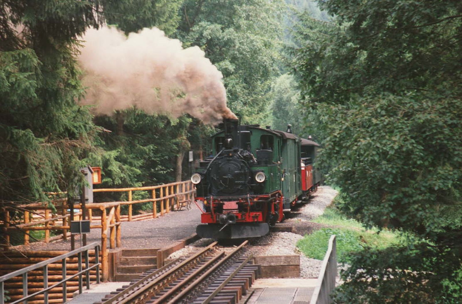 Abfahrbereiter Zug mit IV K Nr. 132 (99 539) am Haltepunkt "Andreas-Gegentrum-Stolln".