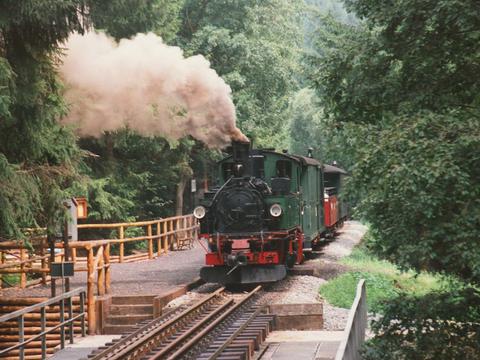 Abfahrbereiter Zug mit IV K Nr. 132 (99 539) am Haltepunkt „Andreas-Gegentrum-Stolln“.