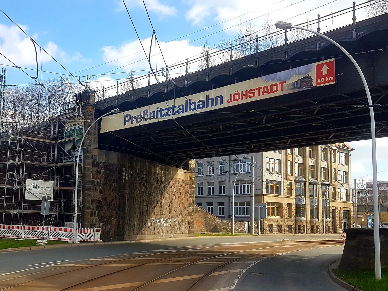 Letzter Blick auf die Werbung an der Becker-Brücke in Chemnitz.