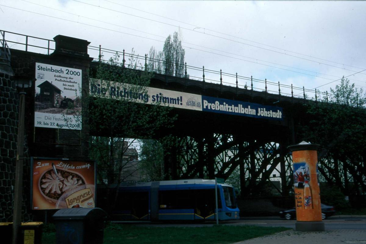 Zeitgemäße Werbung der Preßnitztalbahn an der Becker-Brücke in Chemnitz.