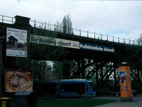 Zeitgemäße Werbung der Preßnitztalbahn an der Becker-Brücke in Chemnitz.