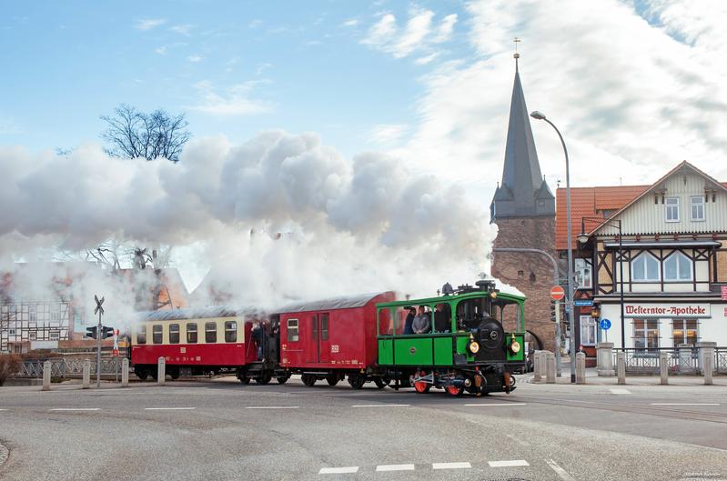 Nach ihrer Aufarbeitung in Meiningen absolvierte die 134-jährige Dampflok „Laura“ der Chiemsee-Bahn in Wernigerode Probefahrten. Dabei fotografierte sie Dirk Bahnsen am 18.3.2021 am Westerntor.
