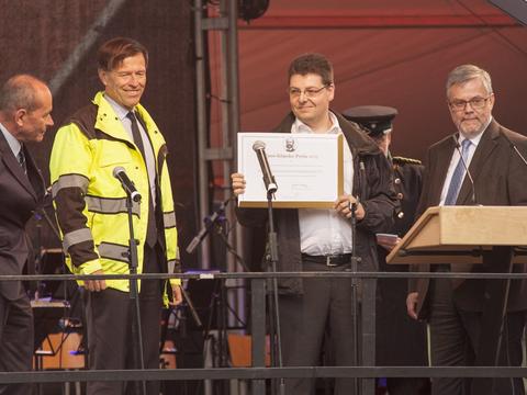 Vereinsgeschäftsführer Gerald Seifert nimmt von Bodo Finger und Matthias Rösler sowie Dr. Andreas Winkler die Urkunde für den „Claus-Köpcke-Preis 2015“ entgegen.