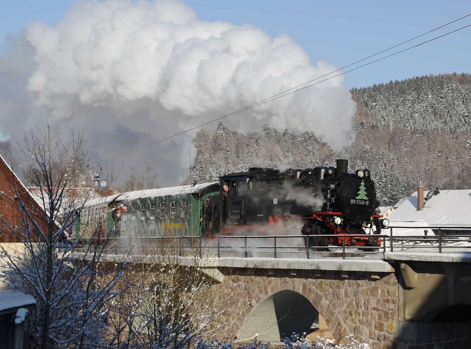 Am 27. und 28. November kam erstmals seit 2002 wieder eine Dampflok auf dem oberen Streckenabschnitt der Weißeritztalbahn zum Einsatz. Daniel Theumer fotografierte den Sonderzug auf dem Schmiedeberger Viadukt.