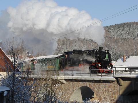Am 27. und 28. November kam erstmals seit 2002 wieder eine Dampflok auf dem oberen Streckenabschnitt der Weißeritztalbahn zum Einsatz. Daniel Theumer fotografierte den Sonderzug auf dem Schmiedeberger Viadukt.