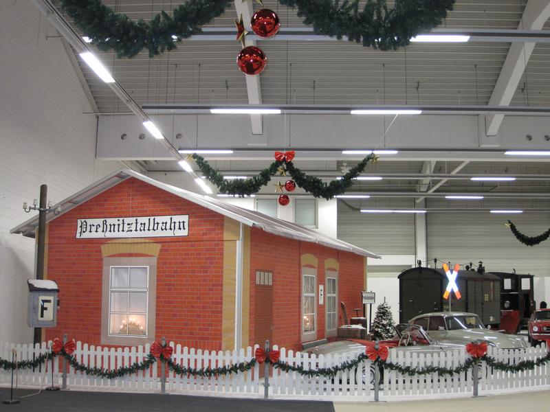 Von Ende Oktober bis Weihnachten ist bei „Möbel-Mahler“ in Siebenlehn eine spezielle Erlebniswelt aufgebaut, zu der auch das Stationsgebäude der Preßnitztalbahn, der zweiachsige Gepäckwagen sowie eine Kleinlok des VSE aus Schwarzenberg gehören.