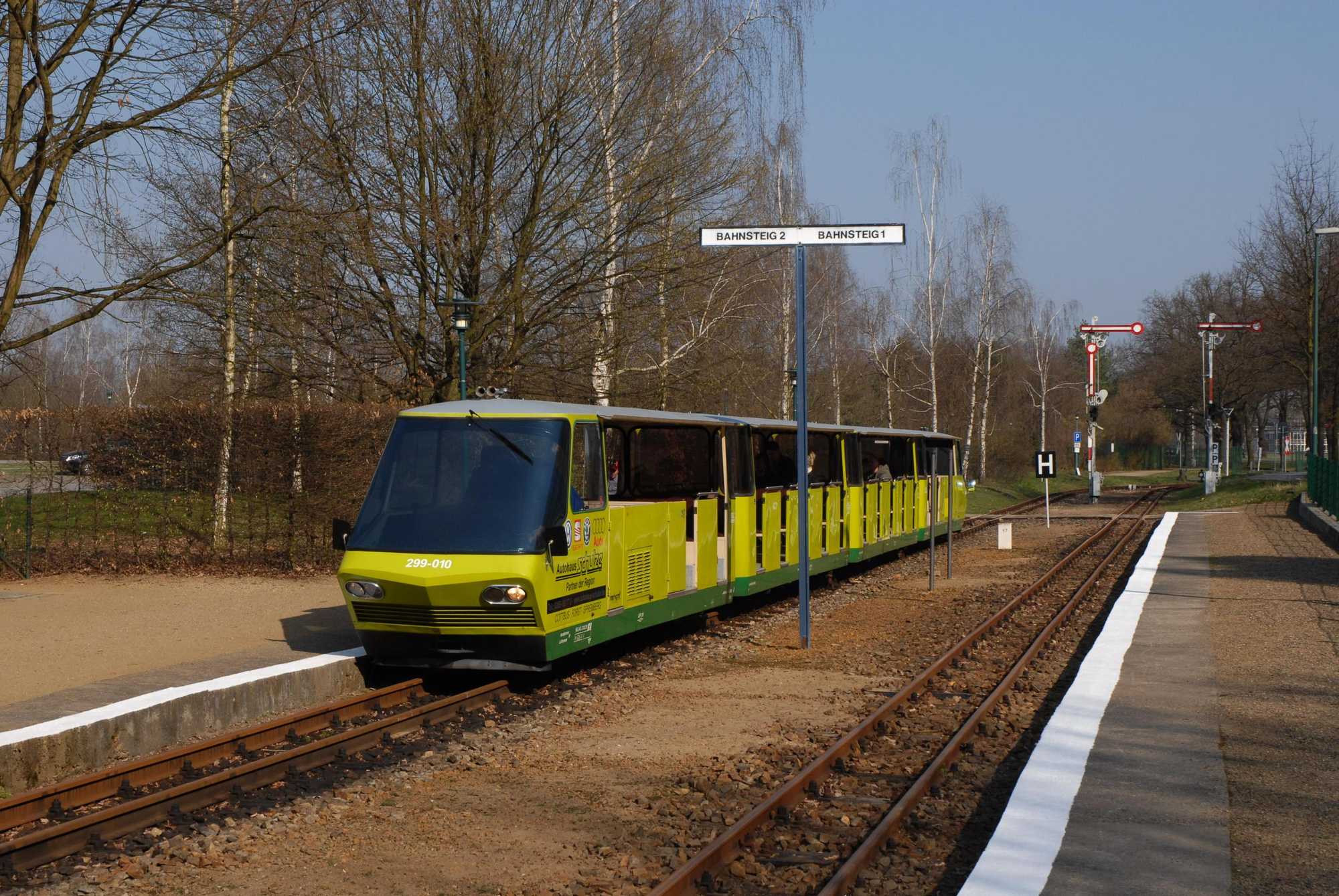 Der Triebwagen 299-010/299-011 steht nach einer Fahrwerksuntersuchung in Brieske bei der Parkeisenbahn Cottbus wieder im Einsatz. Die Aufnahme von Frank Heilmann entstand am Bahnhof ZOO.