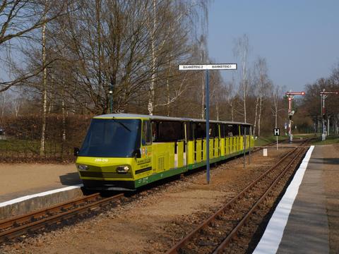 Der Triebwagen 299-010/299-011 steht nach einer Fahrwerksuntersuchung in Brieske bei der Parkeisenbahn Cottbus wieder im Einsatz. Die Aufnahme von Frank Heilmann entstand am Bahnhof ZOO.