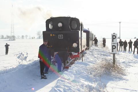 Freischaufeln des Zuges - und die Fahrgäste dürfen aktiv daran teilnehmen. Ein ungeplanter Programmpunkt am 9. Dezember auf der Strecke der Mansfelder Bergwerksbahn.
