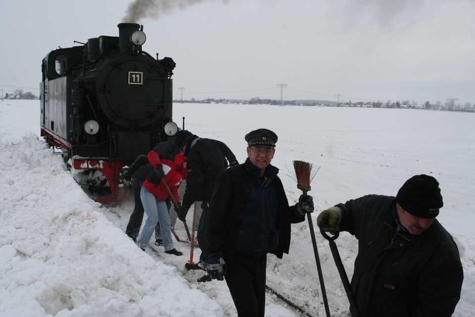 Freischaufeln des Zuges - und die Fahrgäste dürfen aktiv daran teilnehmen. Ein ungeplanter Programmpunkt am 9. Dezember auf der Strecke der Mansfelder Bergwerksbahn.