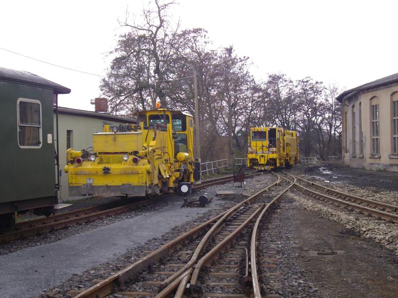 Im November ließ die SOEG umfangreiche Gleiserneuerungen auf der Zittauer Schmalspurbahn ausführen, wozu auch diese Gleisstopftechnik zum Einsatz kam.