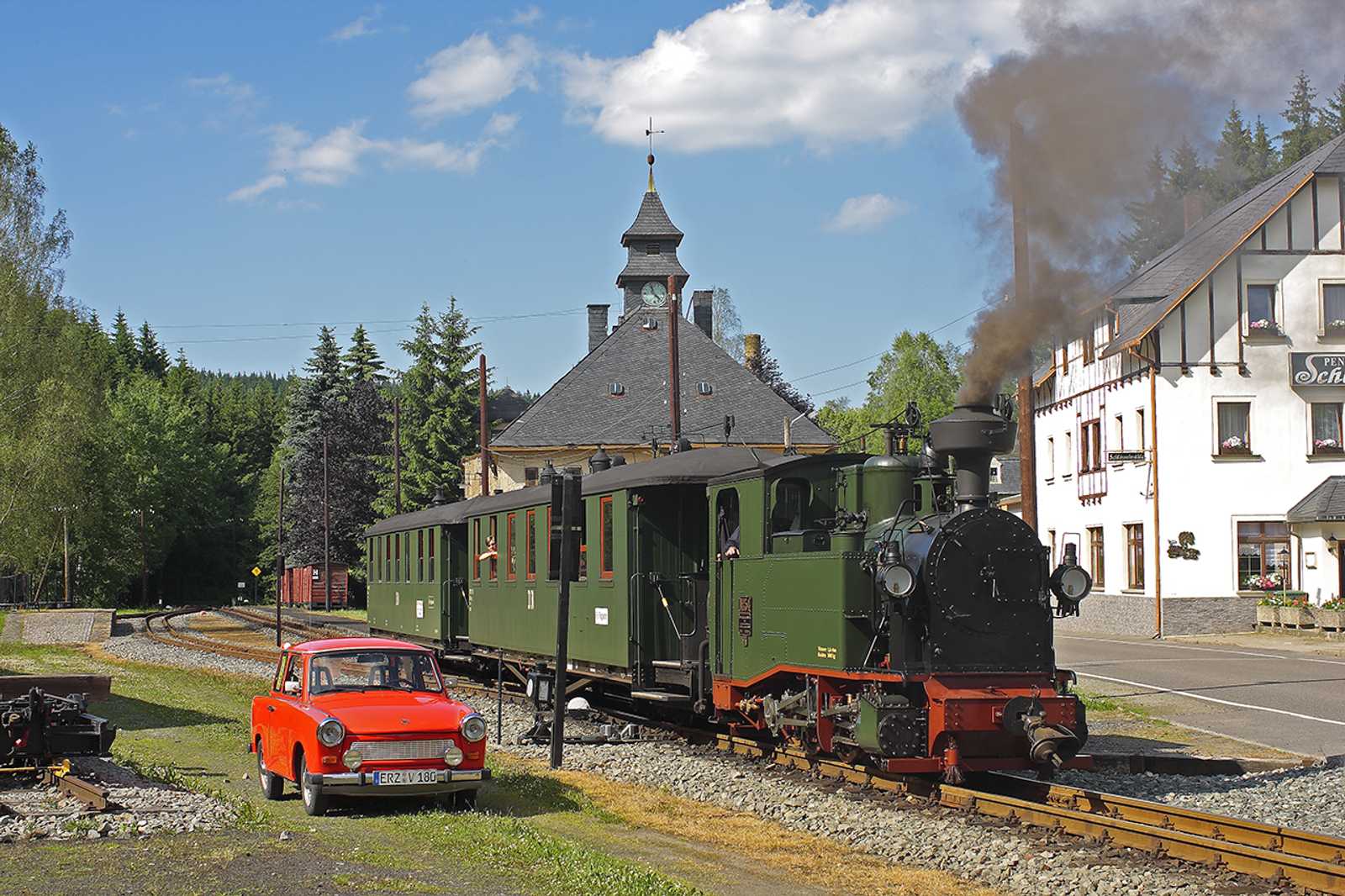 Dominik Dietrich lichtete am 27. Juni anläßlich des diesjährigen Jöhstädter Oldtimerfestes die I K Nr. 54 mit ih-rem Zug im Bahnhof Schlössel der Preßnitztalbahn ab.