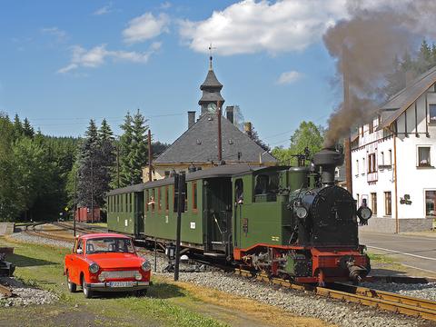 Dominik Dietrich lichtete am 27. Juni anläßlich des diesjährigen Jöhstädter Oldtimerfestes die I K Nr. 54 mit ih-rem Zug im Bahnhof Schlössel der Preßnitztalbahn ab.